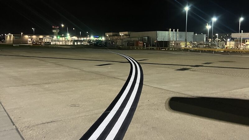 Gatwick airport taxiway markings roadgrip