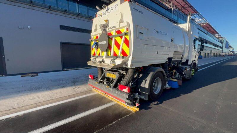cleaning race tracks for f1