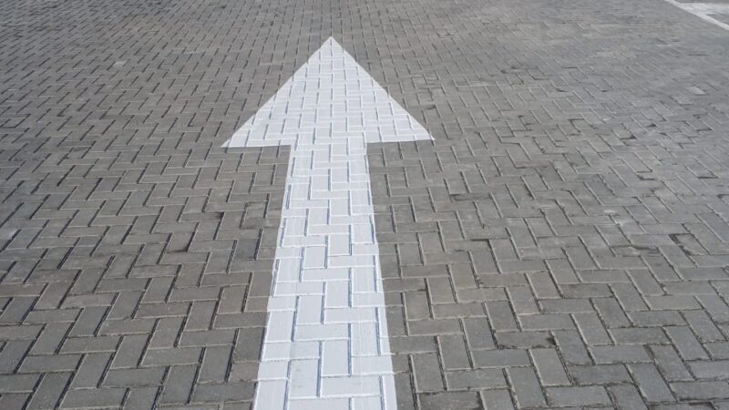 directional line marking arrow