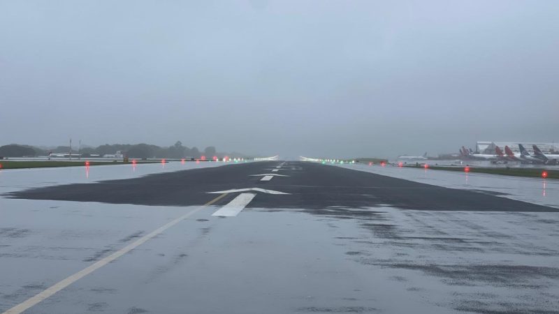 grooved runway wet weather