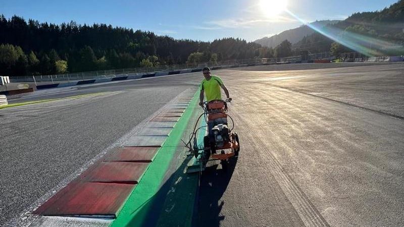 line painting green red bull ring roadgrip