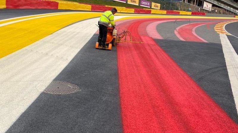 painting a motorsport circuit roadgrip