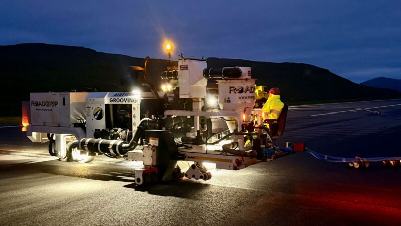runway grooving vehicle roadgrip