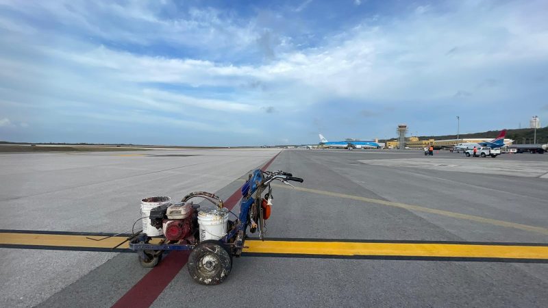runway painting curacao roadgrip